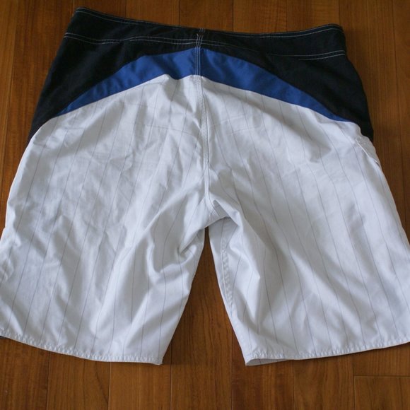 USED early 2000 Quiksilver Boardshorts men's size 34 - Picture 4 of 8